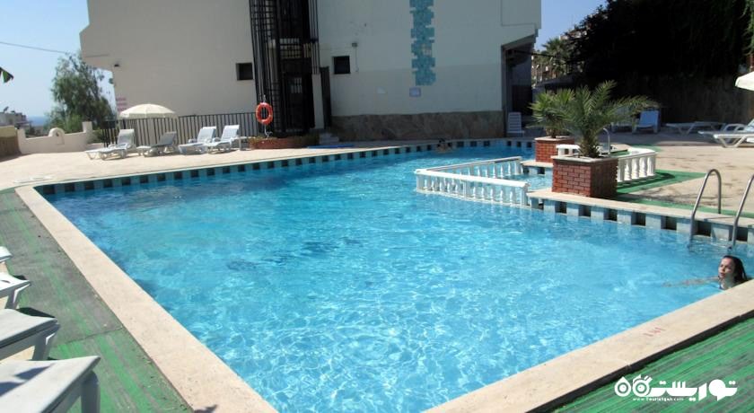 نمای استخر روباز هتل